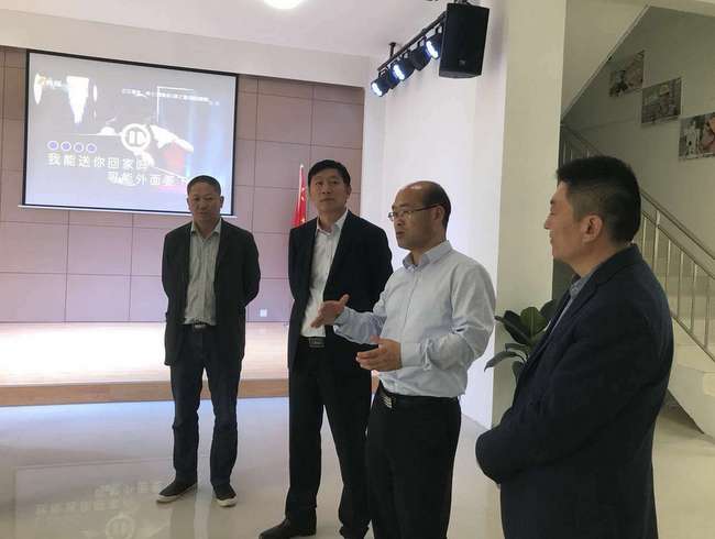 集团党委书记、董事长刘飞，现场指导“党建·家”运动中心建设.jpg