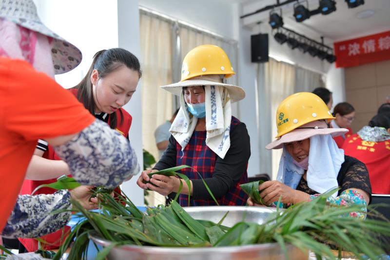 “浓情粽意，共享温暖”包粽子运动.jpg
